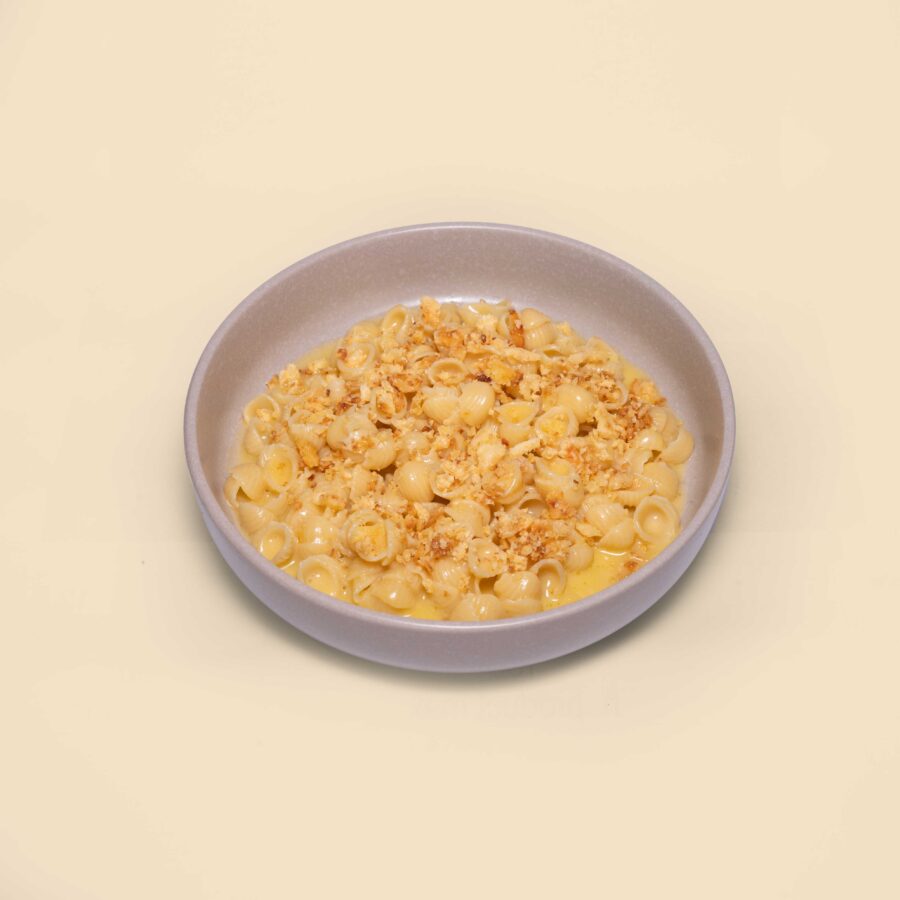 Pasta corta en mantequilla y queso